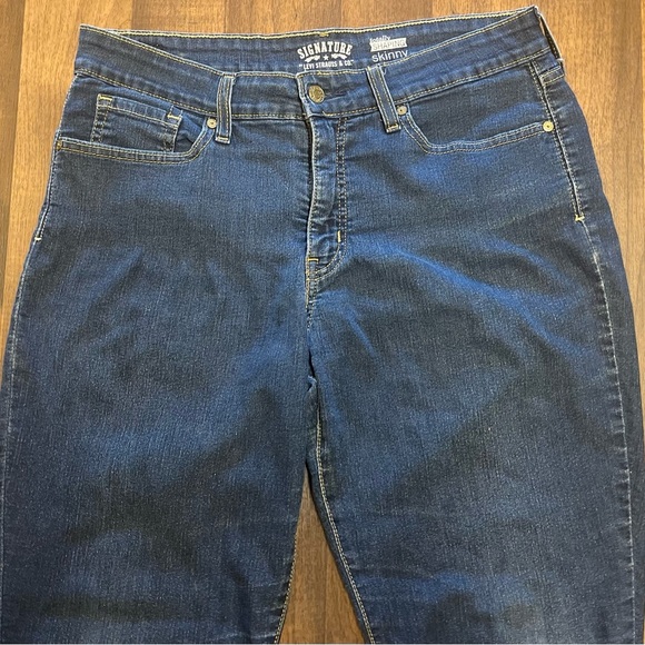 Levi's Blue signature Relaxed Fit Jeans with Classic Design - Picture 4 of 15